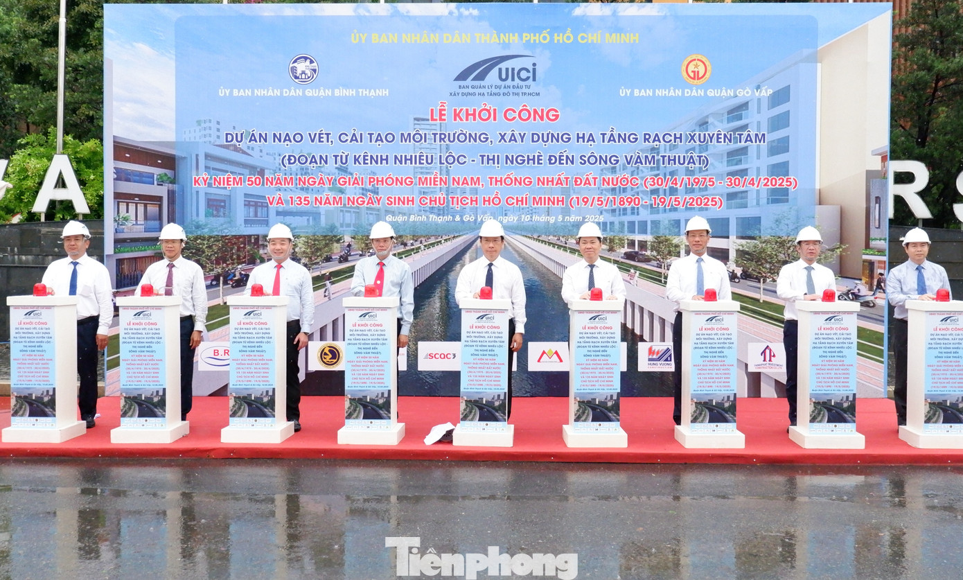 Các đại biểu thực hiện nghi thức khởi công dự án nạo vét, cải tạo môi trường, xây dựng hạ tầng rạch Xuyên Tâm. Ảnh: Hữu Huy Các đại biểu thực hiện nghi thức khởi công dự án nạo vét, cải tạo môi trường, xây dựng hạ tầng rạch Xuyên Tâm. Ảnh: Hữu Huy