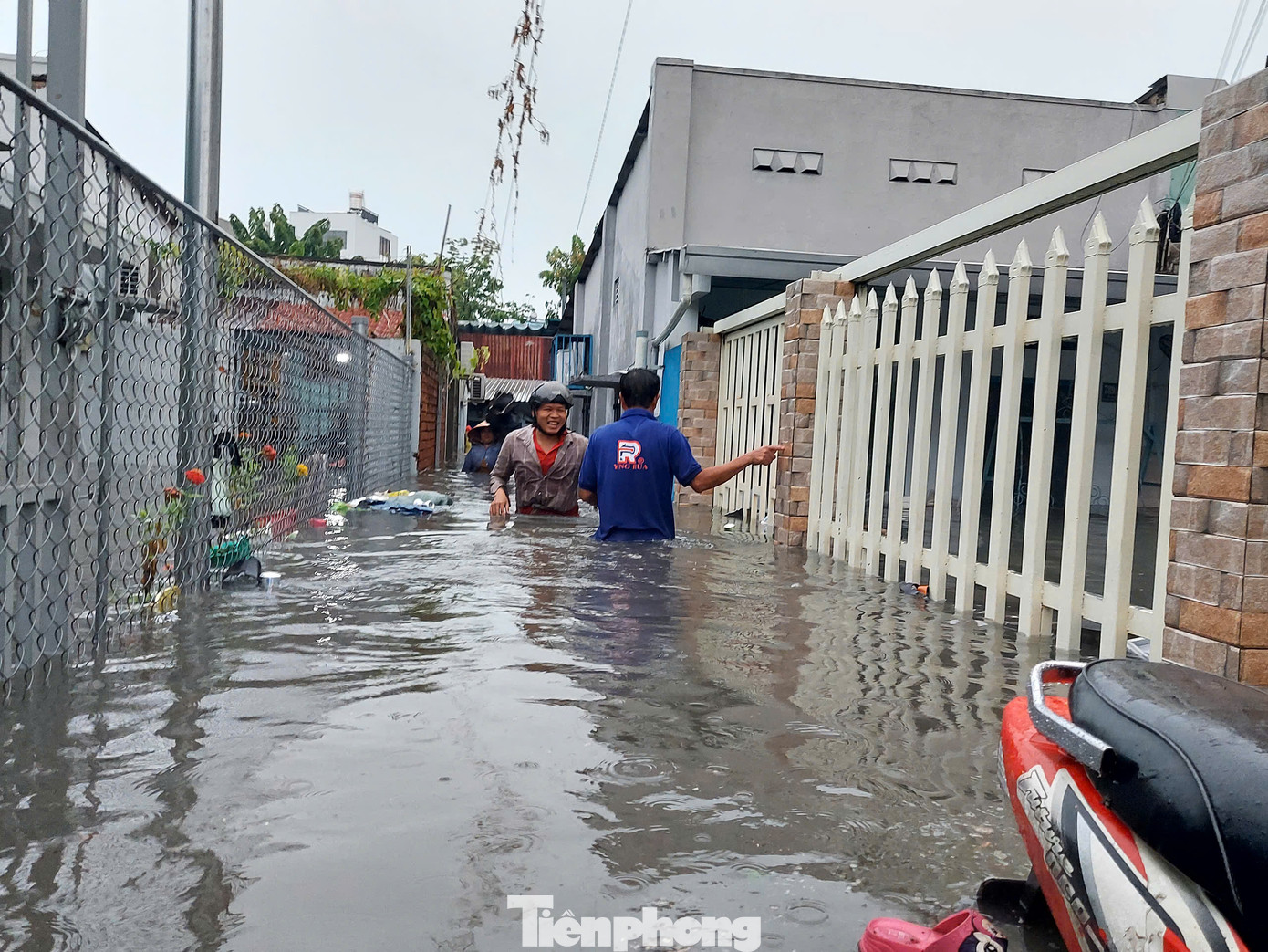 Ông An - người dân sống tại hẻm 789 chia sẻ: "Vì ở khu vực trũng thấp nên con hẻm này thường xuyên bị ngập do mưa, sau mưa thì nước rút chậm. Sáng nay mưa rất lớn khiến nước ngập quá nhanh khiến nhiều người không kịp trở tay".
