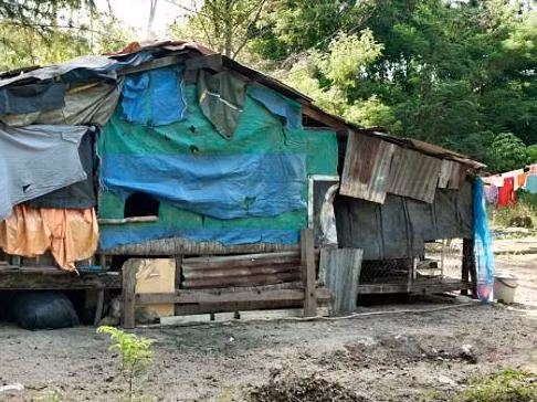 Túp lều tạm bợ, lụp xụp của gia đình