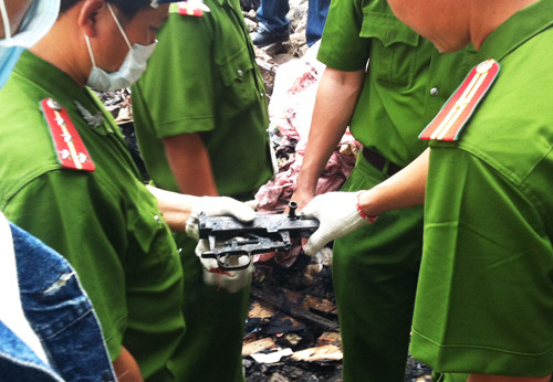 Một vật bằng kim loại giống như phần thân của một khẩu súng trường. Ảnh: Chí Công. Một vật bằng kim loại giống như phần thân của một khẩu súng trường. Ảnh: Chí Công