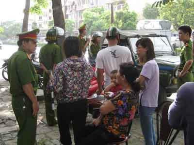 Nữ PV Thu Hằng (đứng giữa) bị tổ công tác mời về công an phường 