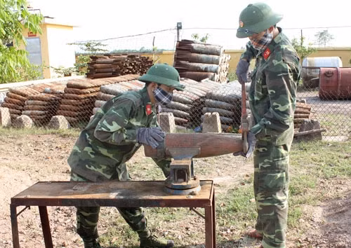 Xử lý bom mìn sót lại sau chiến tranh rất tốn kém và nguy hiểm cho cán bộ, chiến sĩ Công binh. Đây là hình ảnh một buổi phá hủy, xử lý bom, mìn, vật nổ do cán bộ Trung tâm Công nghệ xử lý bom mìn Binh chủng Công binh thực hiện