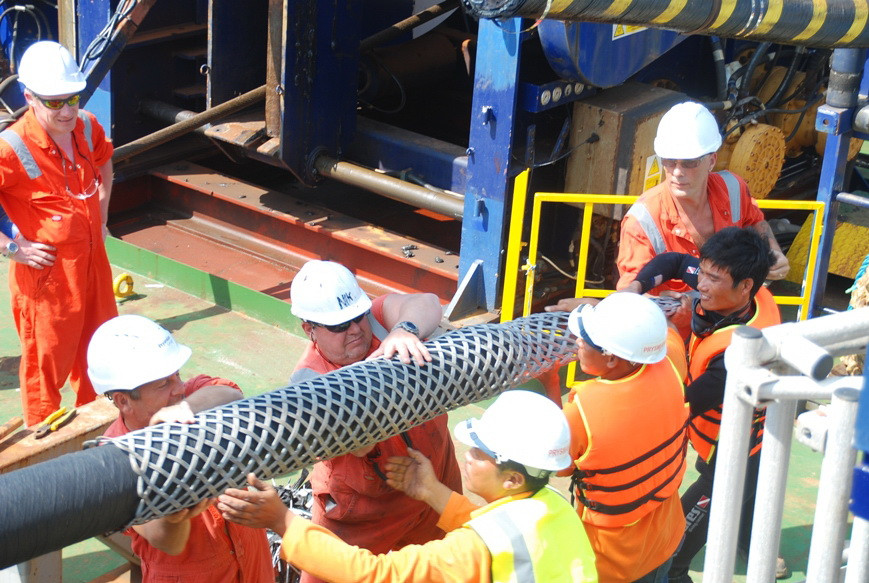 Sau khi cắt, đầu cáp sẽ được luồn vào túi lưới bắng thép có đầu móc để kéo cáp. Đây là loại túi cũng rất đặc biệt bởi càng kéo, đuôi túi càng bó chặt sợi cáp