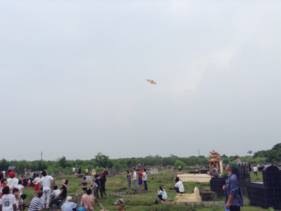 Cánh diều đầu tiên xuất phát