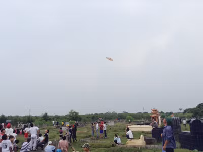 Cánh diều đầu tiên xuất phát