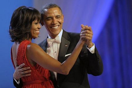 Vợ chồng ông Obama nắm tay nhau tình cảm trong tiệc khiêu vũ, tổ chức tại Trung tâm hội nghị Washington