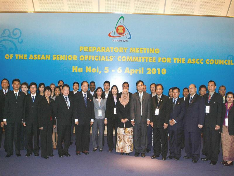 Ngày 6/4/2010, tại Hà Nội, diễn ra Hội nghị trù bị các quan chức cao cấp Văn hoá Xã hội ASEAN. Trong ảnh: Các đại biểu chụp ảnh chung. ảnh: TTXVN