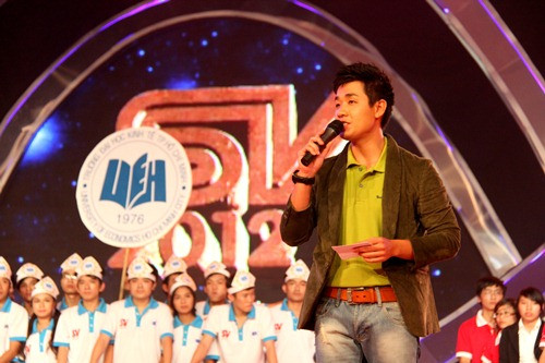 MC Nguyên Khang trong chương trình SV 2012