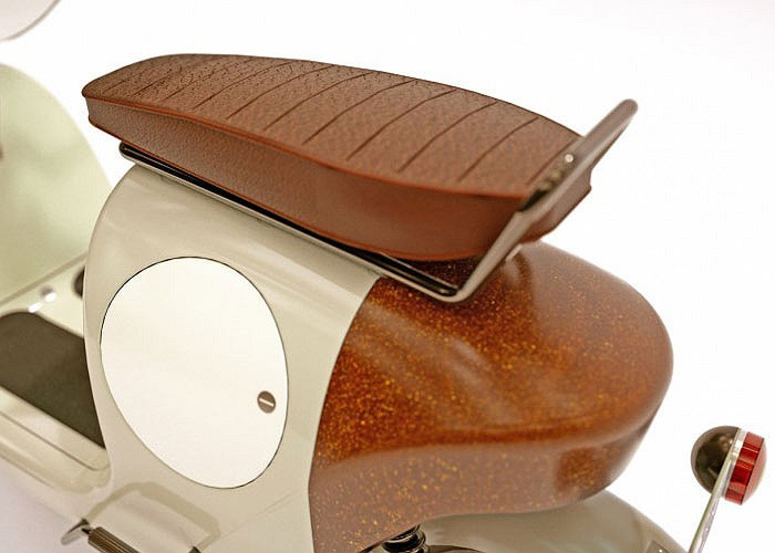 Không chỉ được làm bằng chất liệu mới, xe còn có kiểu dáng liền khối khá lạ mắt với số chi tiết ít hơn hẳn các xe thông thường