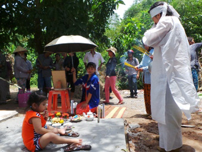 Chứng kiến cảnh bé Nhã Uyên ngồi trên phần mộ cha ăn chè, không ao cầm được nước mắt. Chứng kiến cảnh bé Nhã Uyên ngồi trên phần mộ cha ăn chè, không ao cầm được nước mắt