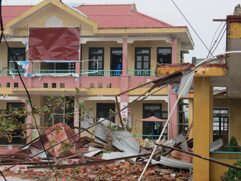 Lốc phá hủy nhà cửa ở Quảng Bình. Ảnh: Hoàng Nam