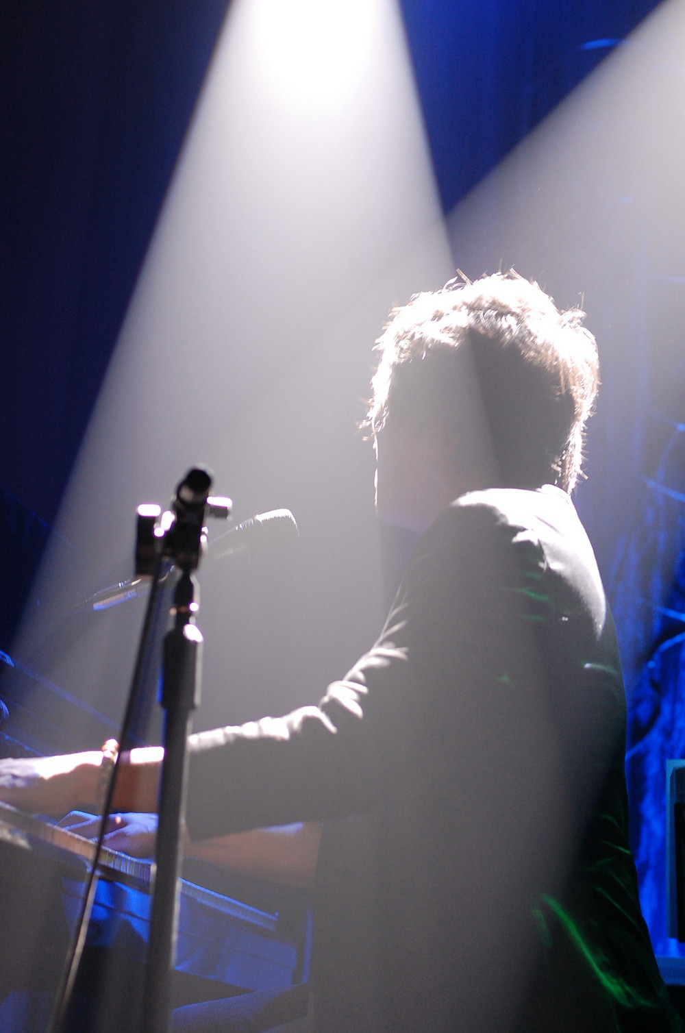 Thanh Bùi tự đệm đàn và hát