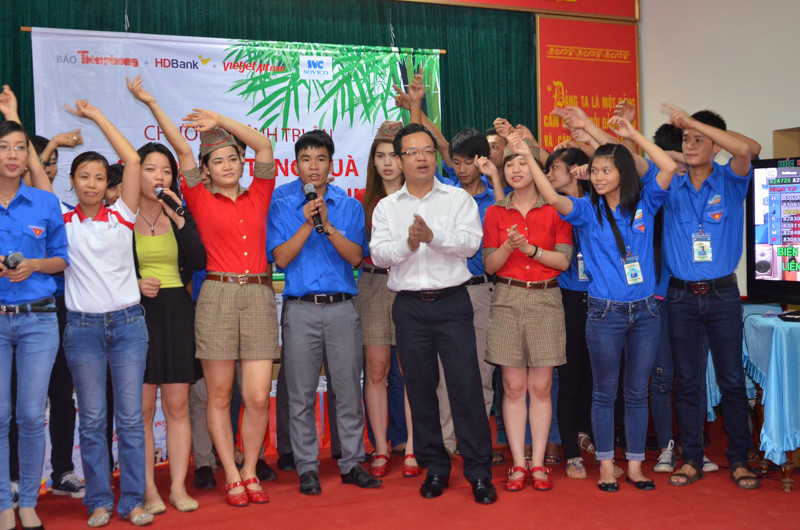 Đoàn công tác cùng cất lời ca của bài hát Nối vòng tay lớn tặng các thương bệnh binh