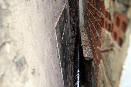  Ông Nguyên cho biết, từ tháng 3 năm nay, khi cải tạo kênh Lò Gốm – Tân Hóa, căn nhà ông và nhiều nhà xung quanh đã bị lún, nứt tường. Vách tường giữa các căn nhà bị tách rời