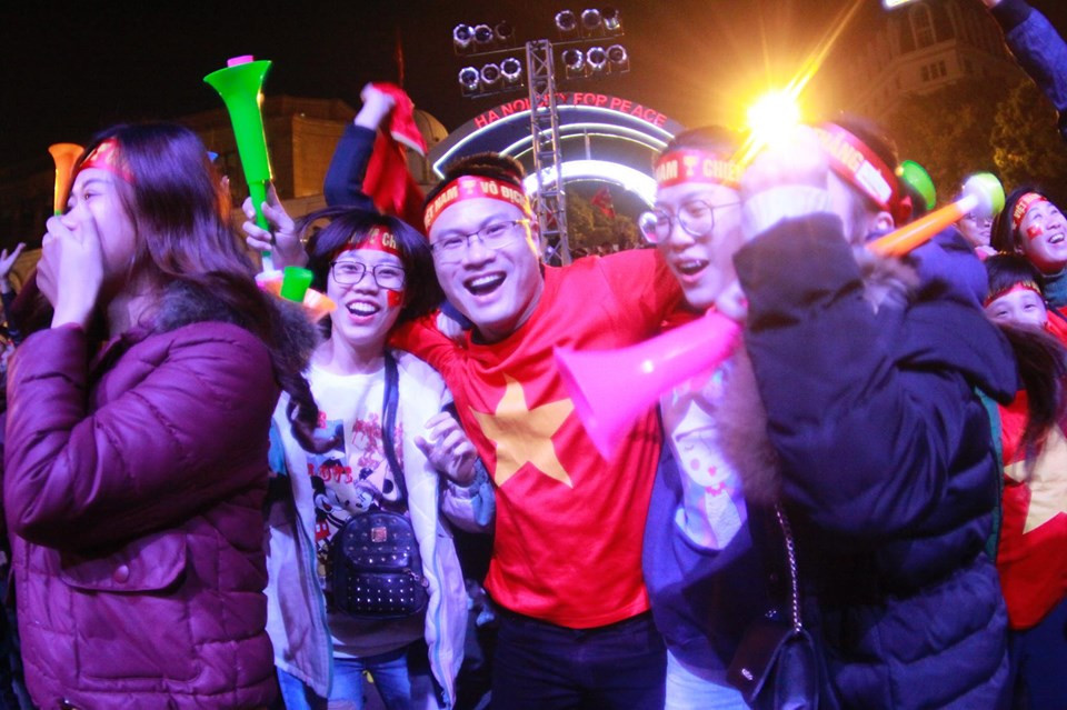 Triệu cổ động viên hò reo ăn mừng U22 Việt Nam vô địch SEA Games 30 ảnh 11