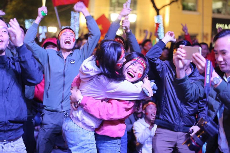 Triệu cổ động viên hò reo ăn mừng U22 Việt Nam vô địch SEA Games 30 ảnh 22