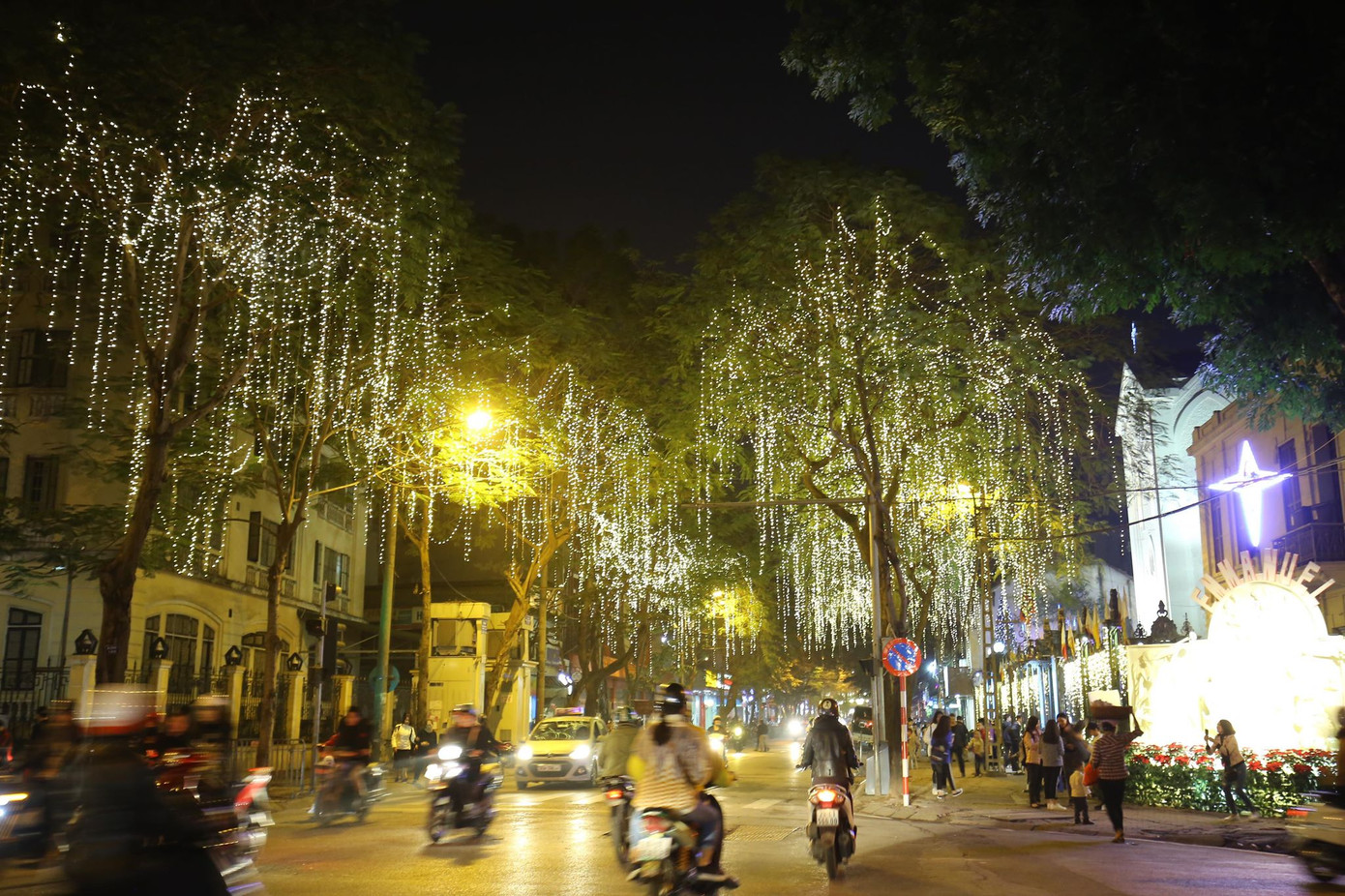 Người dân Hà Nội, TPHCM và nhiều thành phố đón Giáng sinh ảnh 32