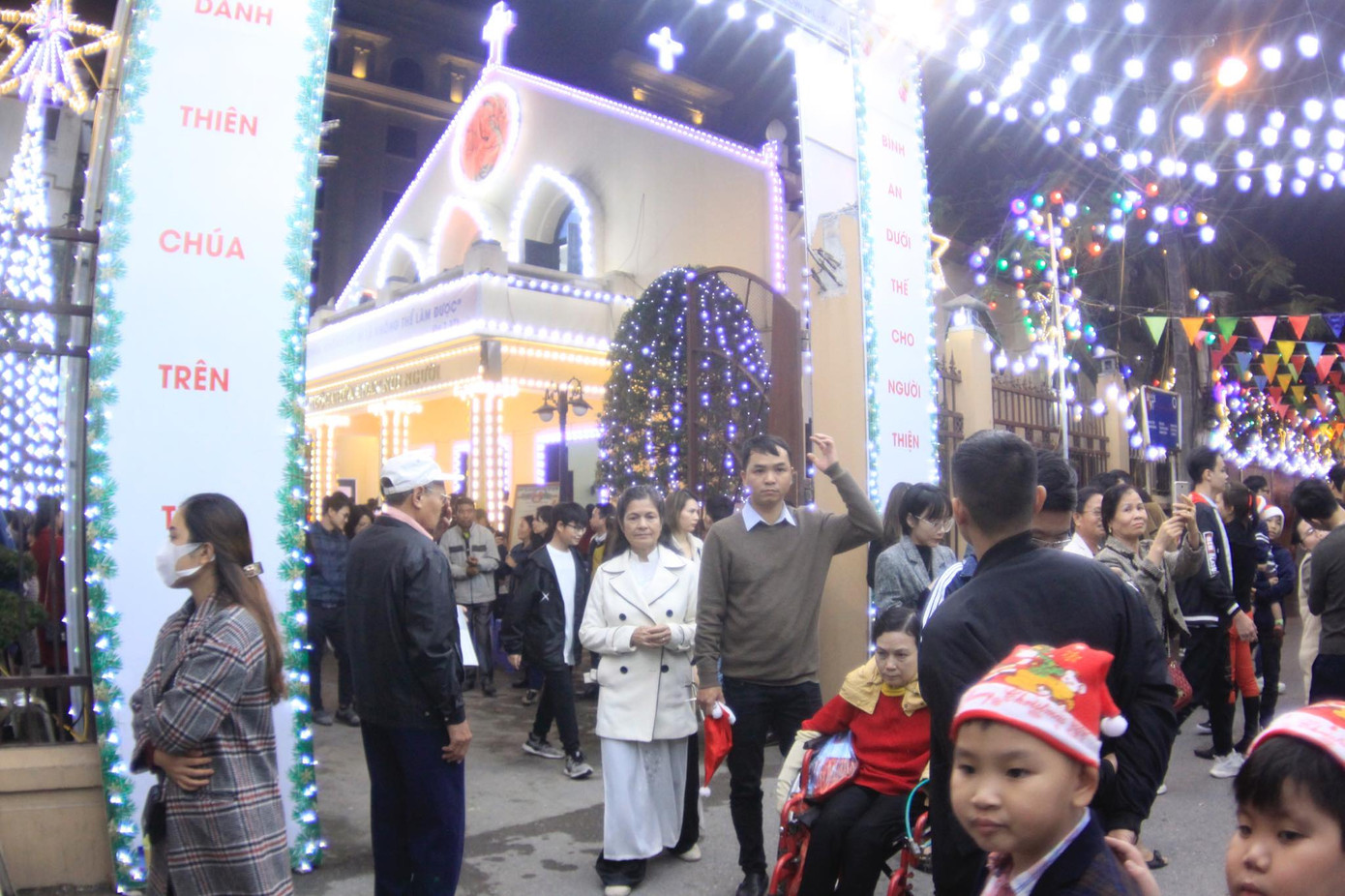 Người dân Hà Nội, TPHCM và nhiều thành phố đón Giáng sinh ảnh 26