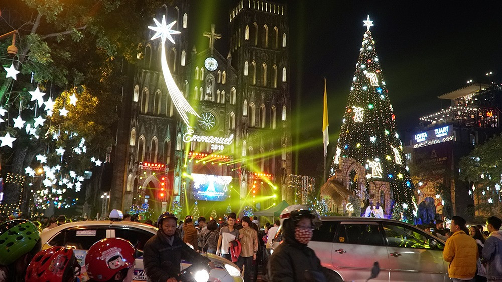 Người dân Hà Nội, TPHCM và nhiều thành phố đón Giáng sinh ảnh 41