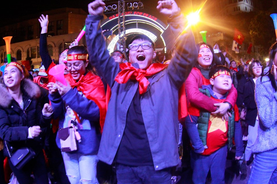 Triệu cổ động viên hò reo ăn mừng U22 Việt Nam vô địch SEA Games 30 ảnh 24