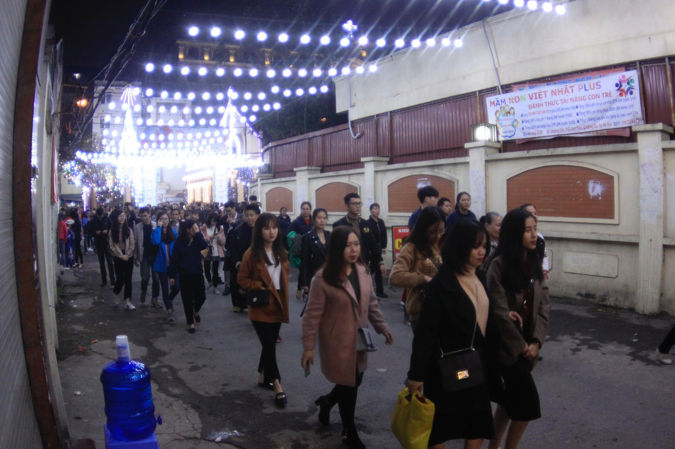Người dân Hà Nội, TPHCM và nhiều thành phố đón Giáng sinh ảnh 25
