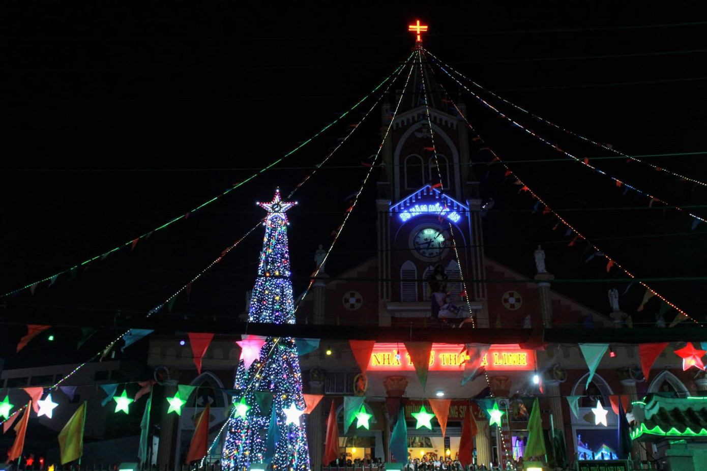 Người dân Hà Nội, TPHCM và nhiều thành phố đón Giáng sinh ảnh 36