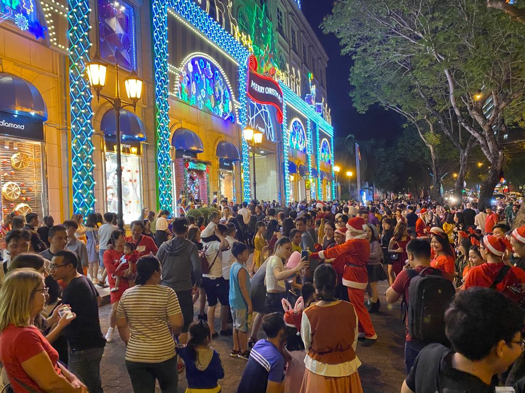 Người dân Hà Nội, TPHCM và nhiều thành phố đón Giáng sinh ảnh 28