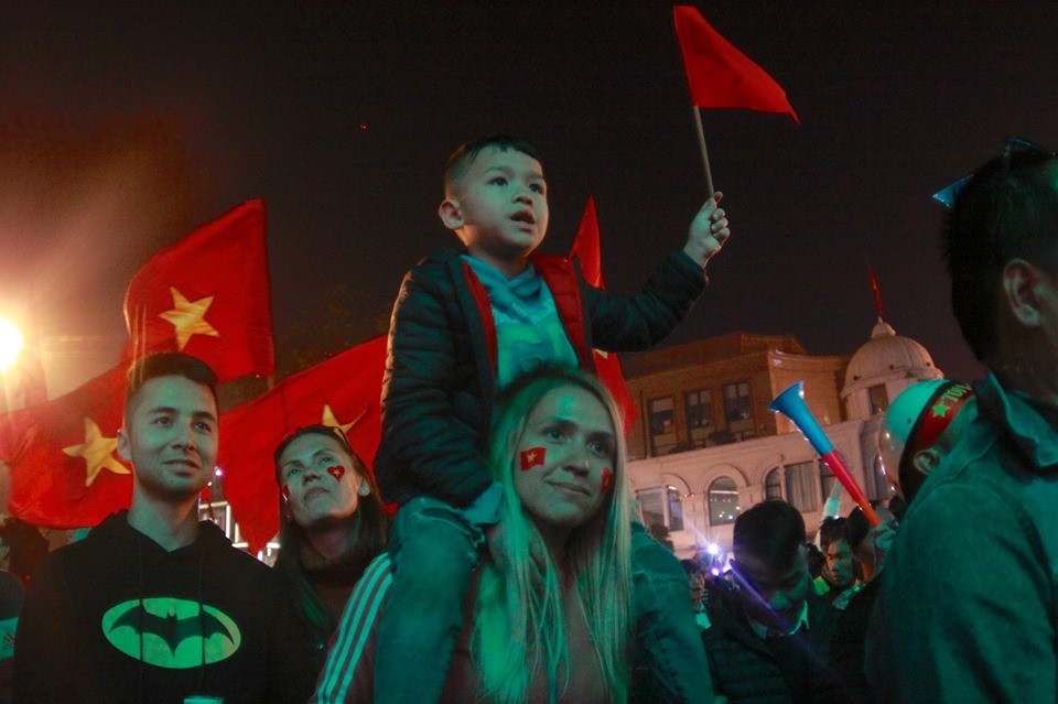 Triệu cổ động viên hò reo ăn mừng U22 Việt Nam vô địch SEA Games 30 ảnh 6