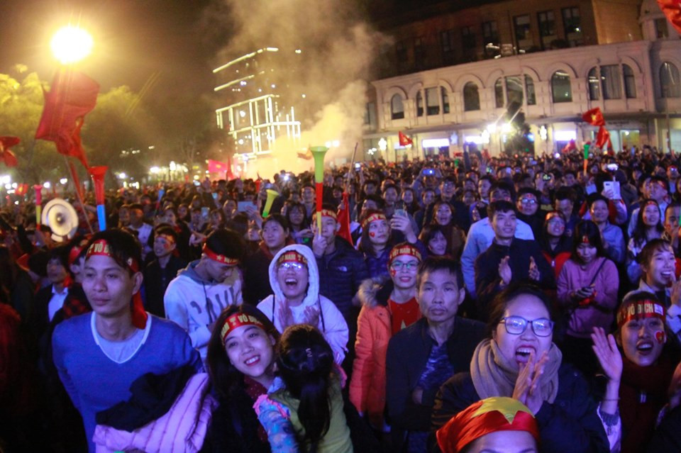 Triệu cổ động viên hò reo ăn mừng U22 Việt Nam vô địch SEA Games 30 ảnh 2