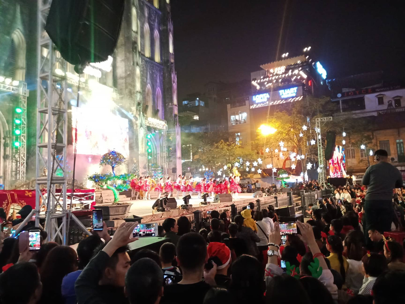 Người dân Hà Nội, TPHCM và nhiều thành phố đón Giáng sinh ảnh 16