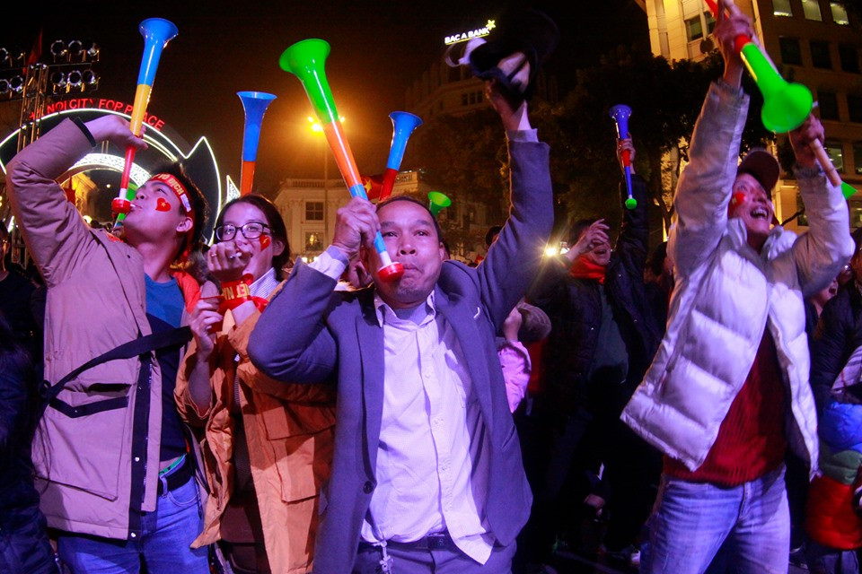 Triệu cổ động viên hò reo ăn mừng U22 Việt Nam vô địch SEA Games 30 ảnh 28