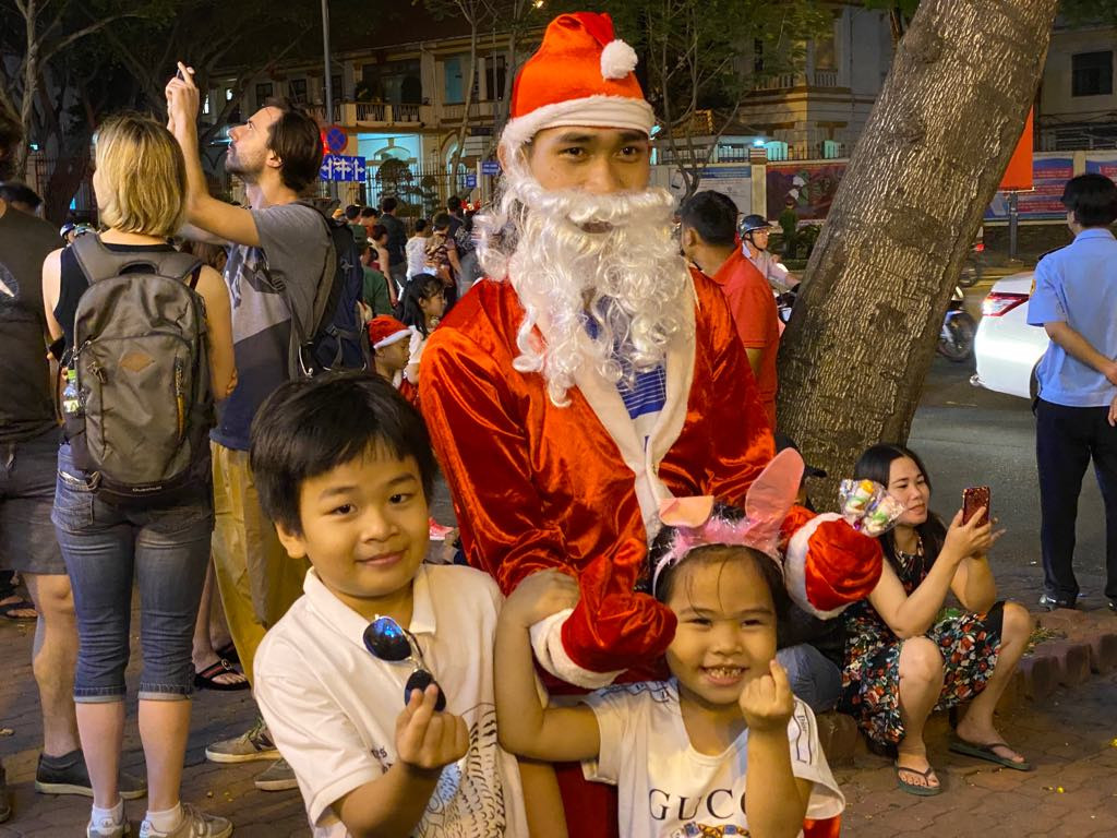 Người dân Hà Nội, TPHCM và nhiều thành phố đón Giáng sinh ảnh 29