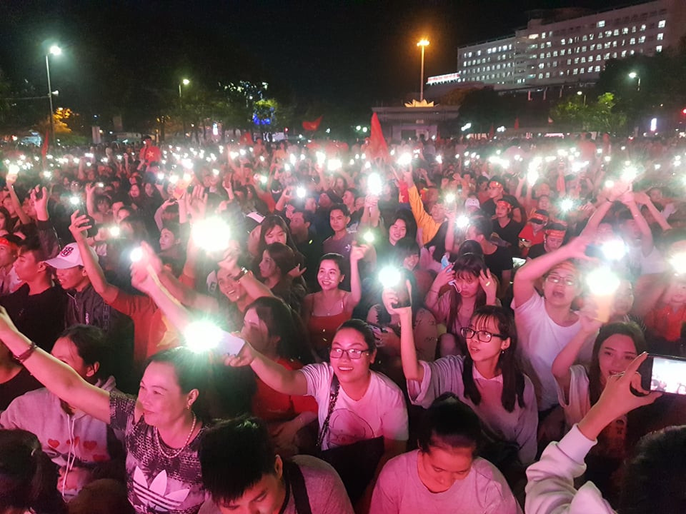 Triệu cổ động viên hò reo ăn mừng U22 Việt Nam vô địch SEA Games 30 ảnh 19