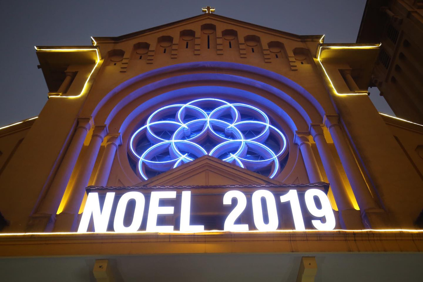 Người dân Hà Nội, TPHCM và nhiều thành phố đón Giáng sinh ảnh 48