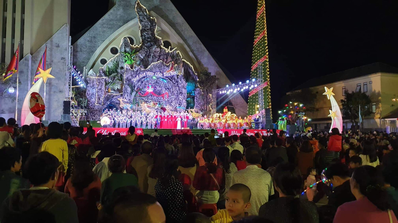 Người dân Hà Nội, TPHCM và nhiều thành phố đón Giáng sinh ảnh 18