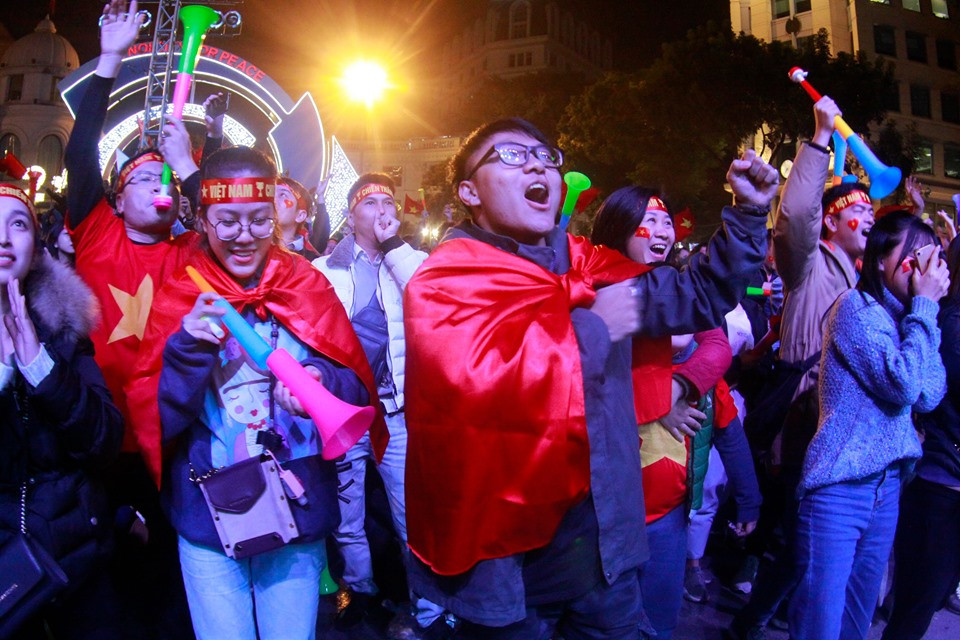 Triệu cổ động viên hò reo ăn mừng U22 Việt Nam vô địch SEA Games 30 ảnh 23