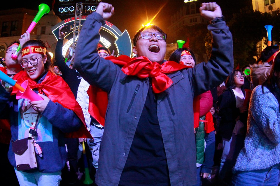 Triệu cổ động viên hò reo ăn mừng U22 Việt Nam vô địch SEA Games 30 ảnh 25