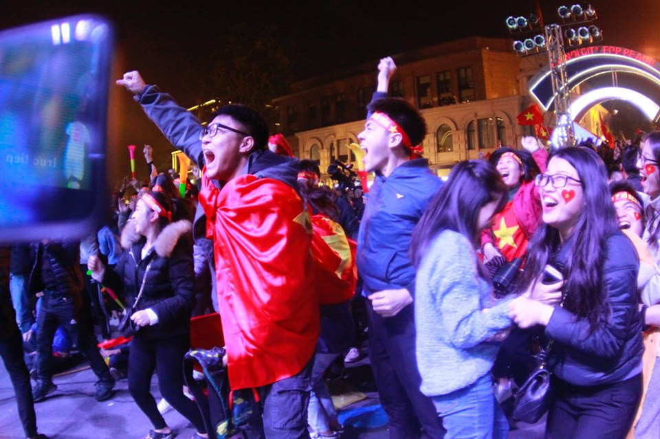 Triệu cổ động viên hò reo ăn mừng U22 Việt Nam vô địch SEA Games 30 ảnh 9