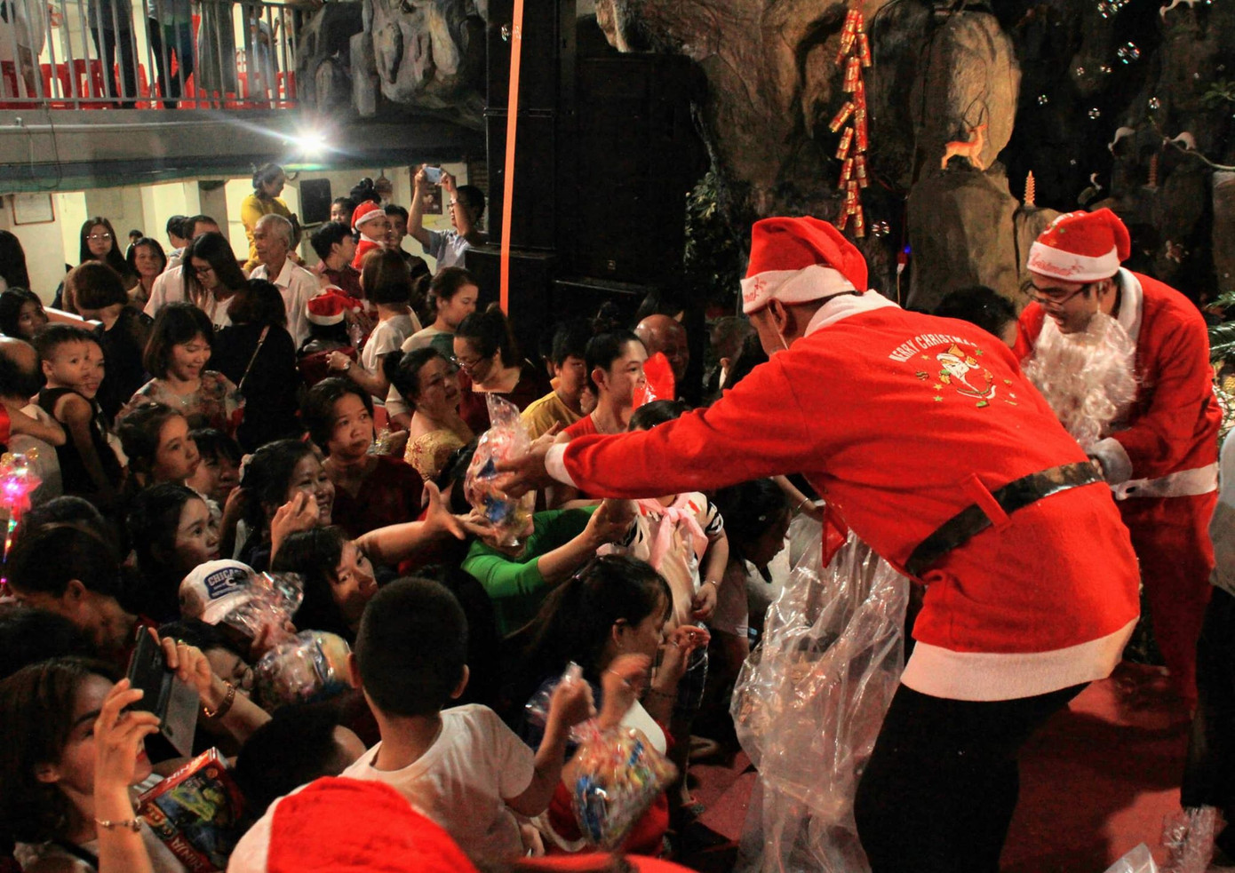 Người dân Hà Nội, TPHCM và nhiều thành phố đón Giáng sinh ảnh 21