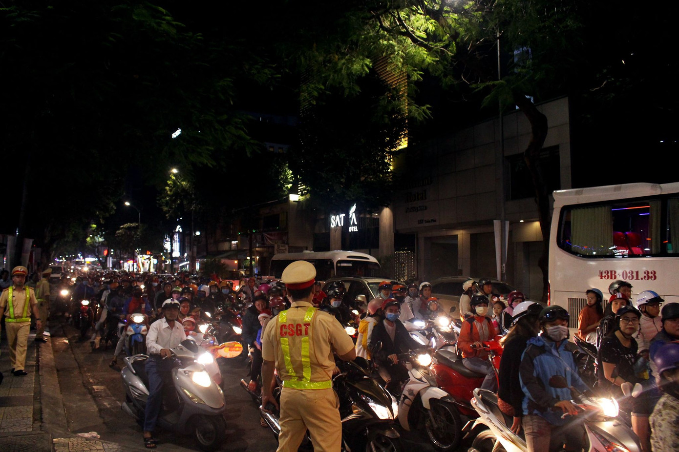 Người dân Hà Nội, TPHCM và nhiều thành phố đón Giáng sinh ảnh 13