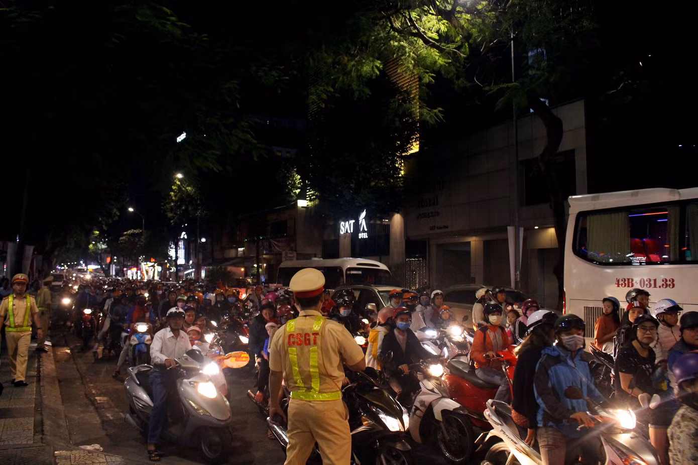 Người dân Hà Nội, TPHCM và nhiều thành phố đón Giáng sinh ảnh 13