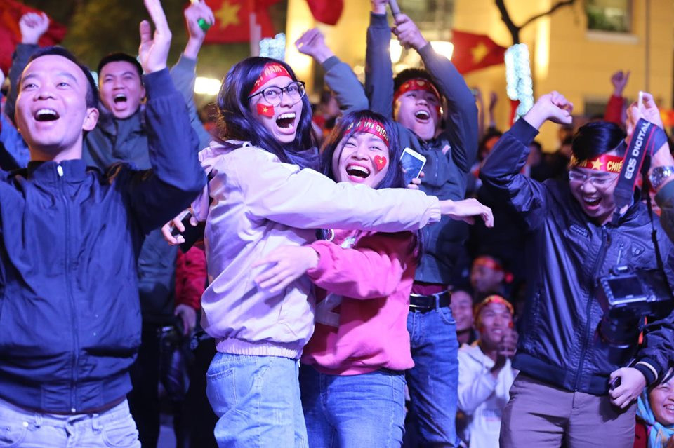 Triệu cổ động viên hò reo ăn mừng U22 Việt Nam vô địch SEA Games 30 ảnh 21