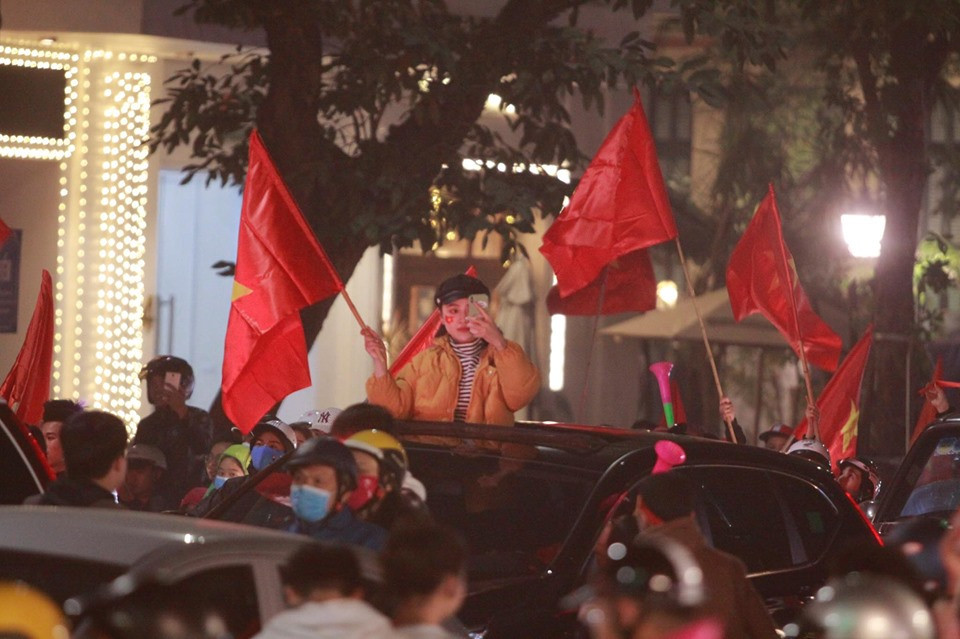 Triệu người xuống đường, phố phường rợp cờ ăn mừng U22 Việt Nam vô địch ảnh 30