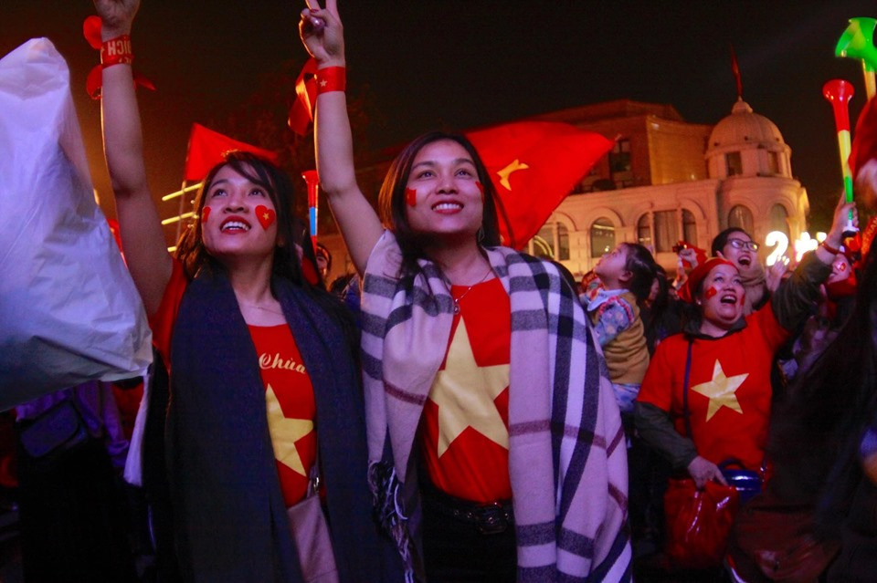 Triệu cổ động viên hò reo ăn mừng U22 Việt Nam vô địch SEA Games 30 ảnh 3