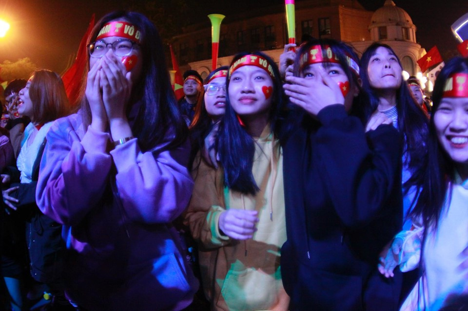 Triệu cổ động viên hò reo ăn mừng U22 Việt Nam vô địch SEA Games 30 ảnh 10