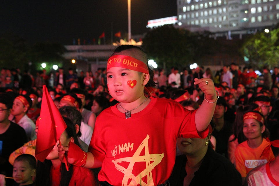 Triệu cổ động viên hò reo ăn mừng U22 Việt Nam vô địch SEA Games 30 ảnh 17