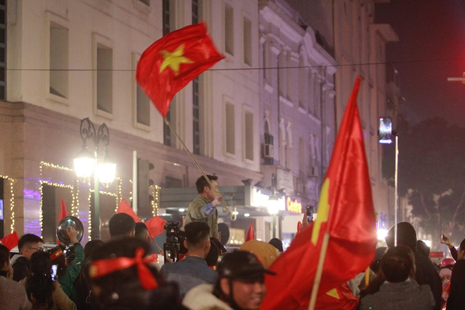 Triệu người xuống đường, phố phường rợp cờ ăn mừng U22 Việt Nam vô địch ảnh 29