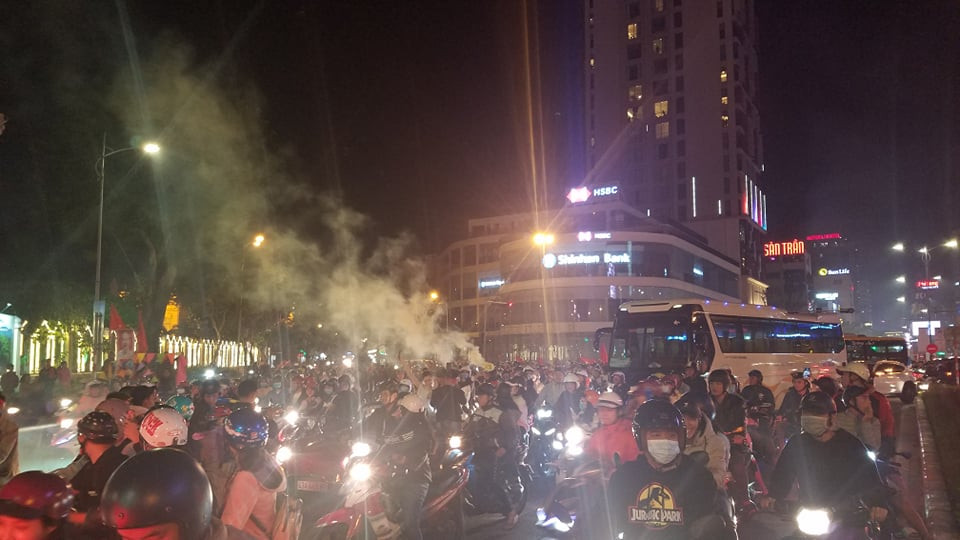 Triệu người xuống đường, phố phường rợp cờ ăn mừng U22 Việt Nam vô địch ảnh 38