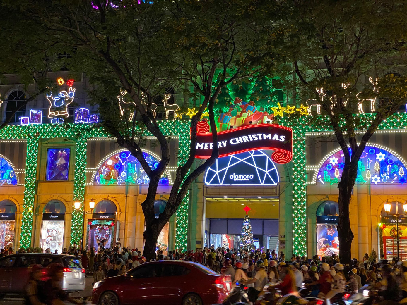 Người dân Hà Nội, TPHCM và nhiều thành phố đón Giáng sinh ảnh 31