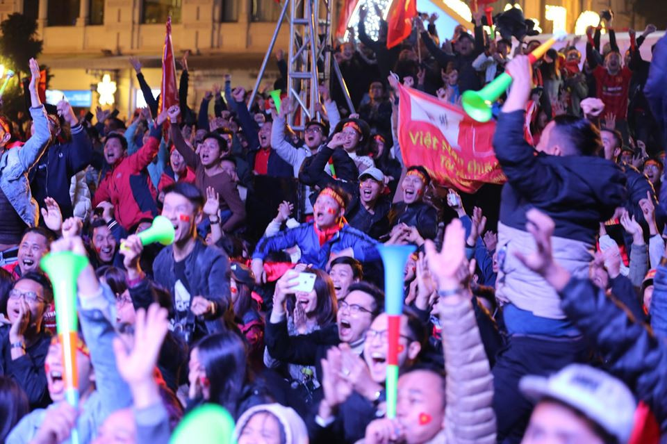 Triệu cổ động viên hò reo ăn mừng U22 Việt Nam vô địch SEA Games 30 ảnh 26